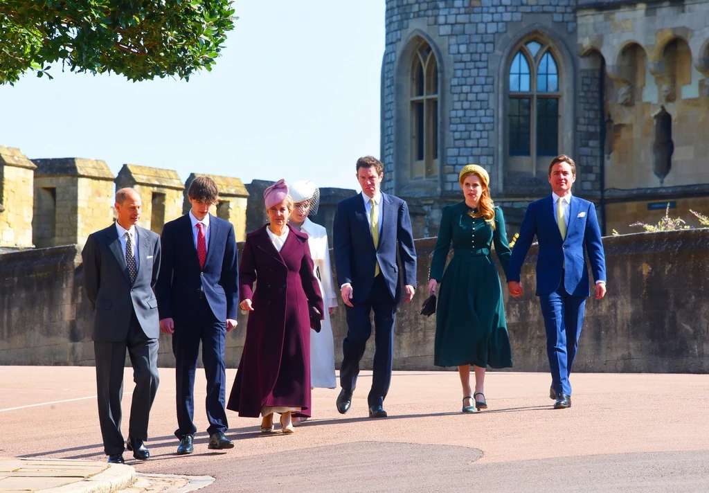 II Károly öccse Eduard herceg fiával feleségével Zsófia hercegnővel Sarah Fergusson és András herceg két lánya férjeivel Eugénia Beatrix hercegnők