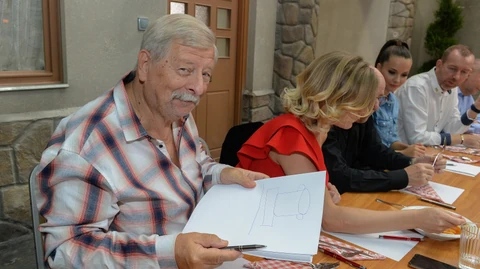 Várkonyi András soha nem csinált titkot abból, hogy fiatalkorában pornófilmek szinkronizálásával keresett pénzt. Sőt, kifejezetten jókedvűen emlékezett vissza arra az időszakra