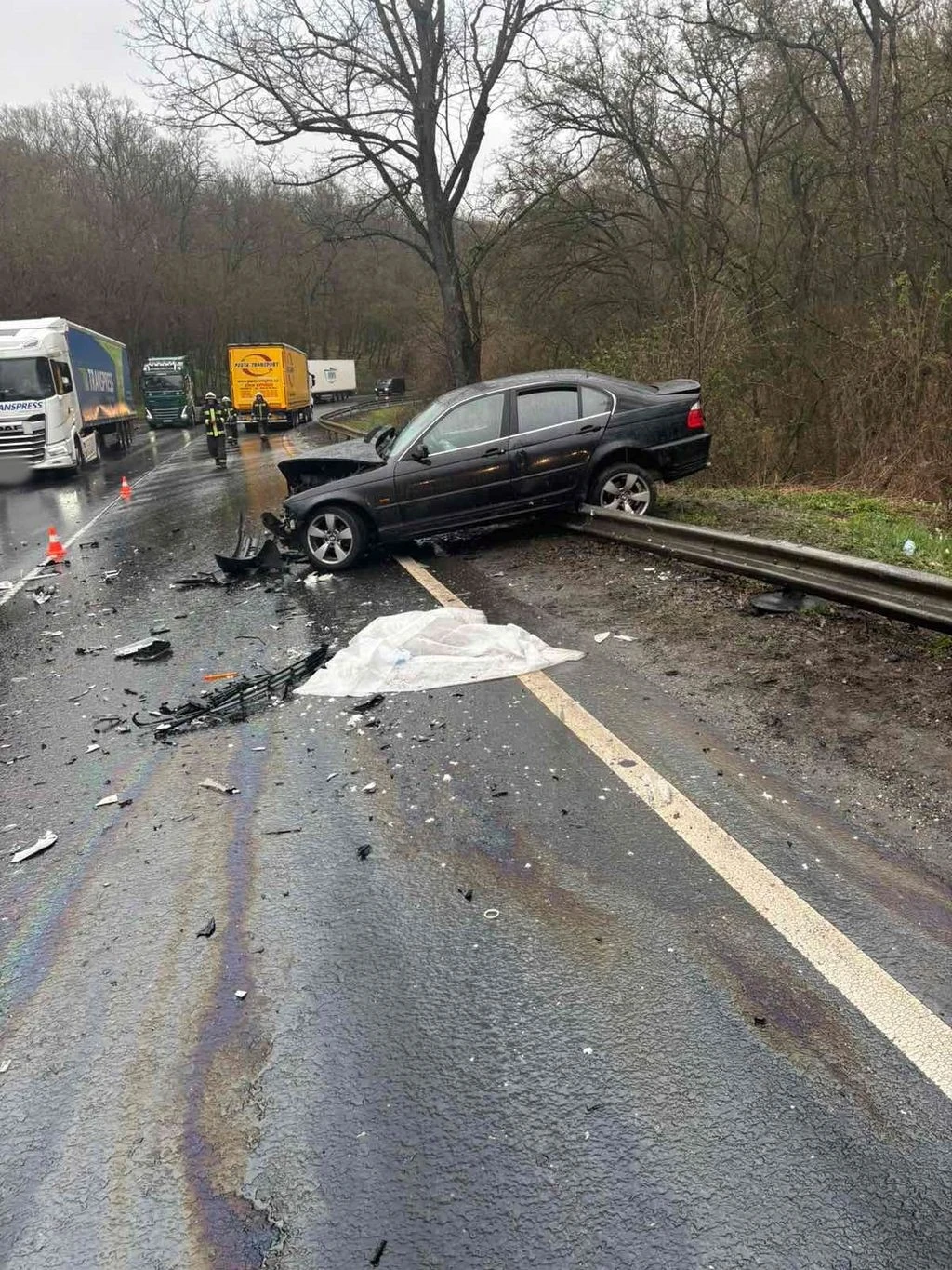 Kamionnak csapódott a BWM, totálkárosra tört az autó (Fotó: Vác HTP)