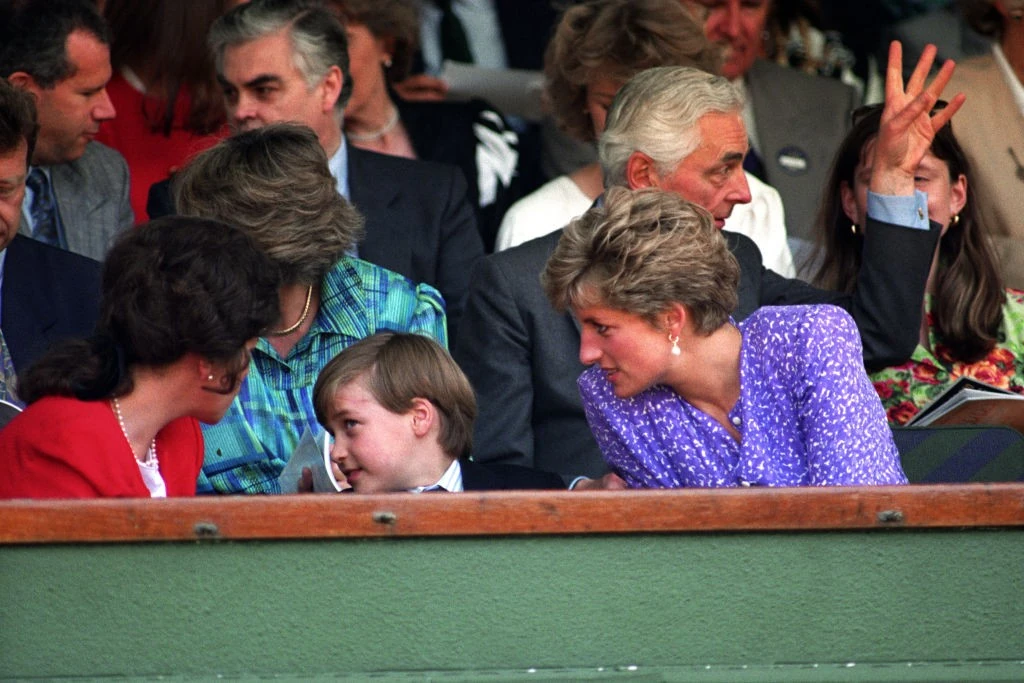 A herceg nem sokkal az operáció után Wimbledonban, a királyi páholyban mutatja a sebhelyét a mellette ülőnek