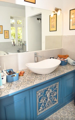 „A fürdőszobámban a kék-fehér színkombináció dominál. A szekrényre szintén az interneten találtam rá, csak kicsit átalakíttattam.” (Fotó: Olajos Piroska)