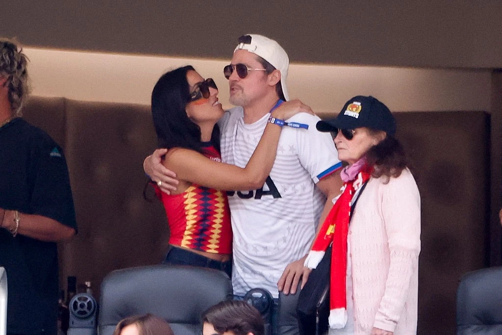 Brad Pitt és Ines júliusban a focivébén