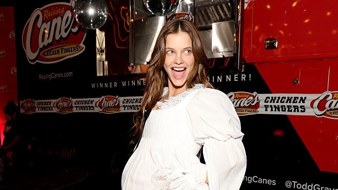 Palvin Barbi, a szupermodell kismama láthatóan nagyon büszke egyre látványosabb pocakjára, a kép június végén készült