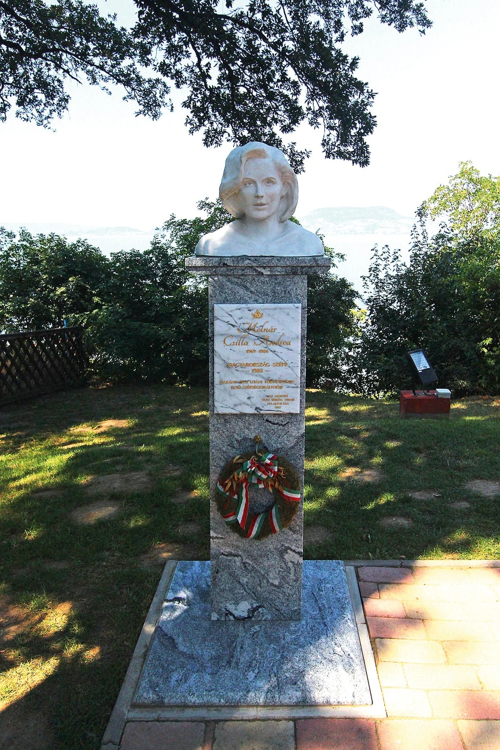 Molnár Csilla szobra Fonyódon az Örök Szerelem Háza mellett áll