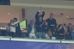 Rod Stewart (elöl fehér ingben) a skót csapat meccsén drukkolt lelkesen Bostonban 