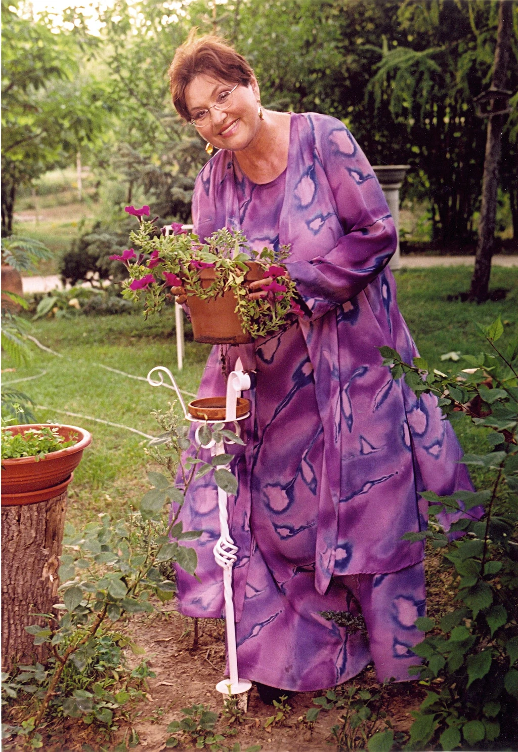 A művésznő imádott kertjében, Gödöllőn (Fotó: Meglepetés Archívum/fotocentral.hu)