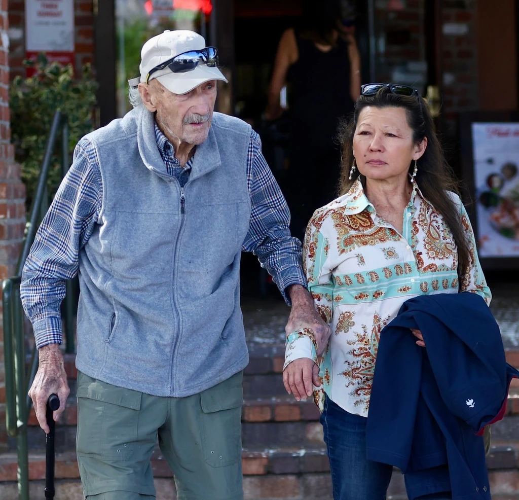 Gene Hackmant és feleségét, Betsy Arakawát utoljára éppen egy éve lehetett látni nyilvánosan, amikor Santa Fében ebédelni mentek egy étterembe