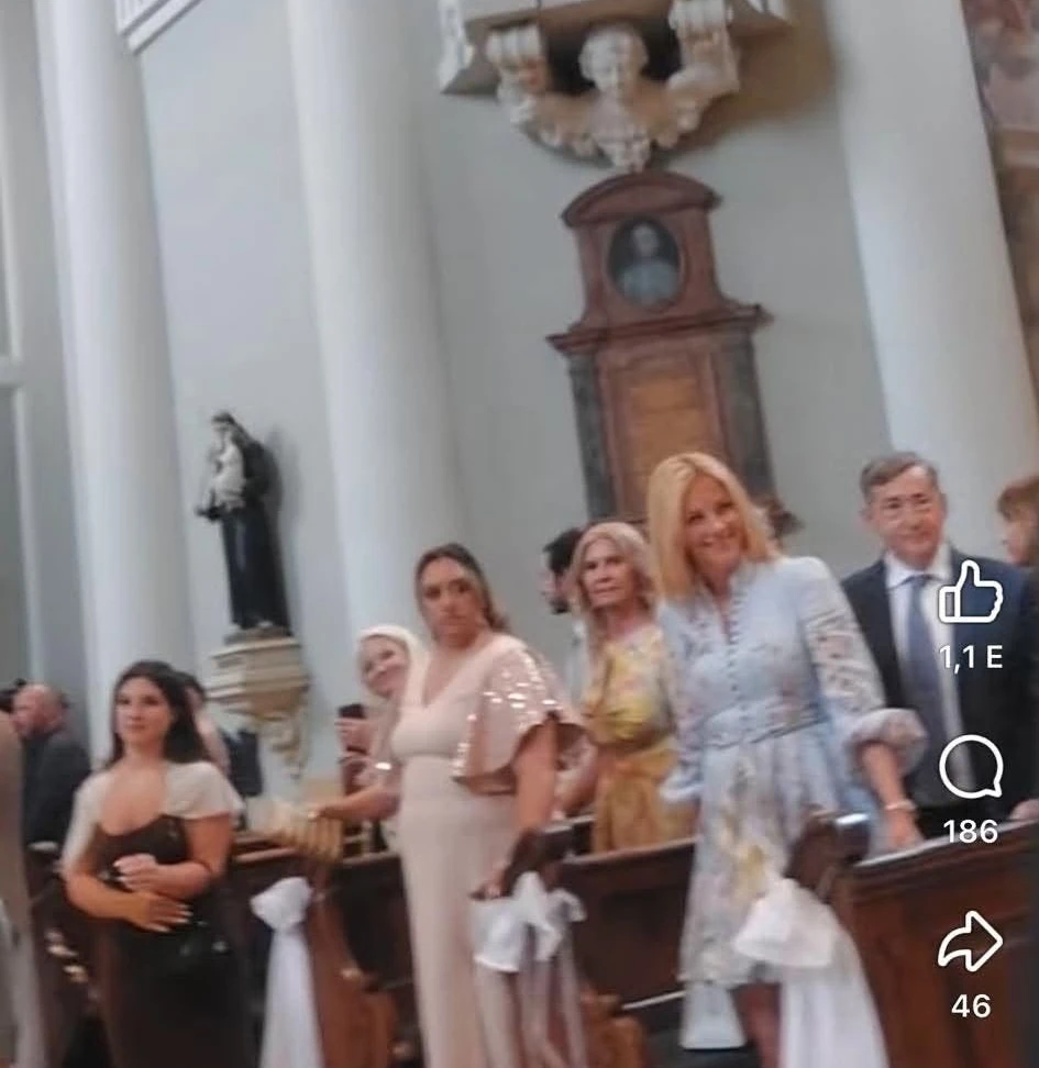 Várkonyi Andrea és Mészáros Lőrinc a násznépben
