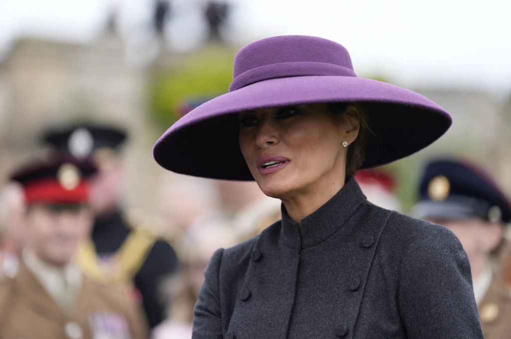 Melania mindig ad témát a sajtónak. Ezt a kalapot legutóbb a brit királyi párral találkozva viselte (Fotó: Getty Images)