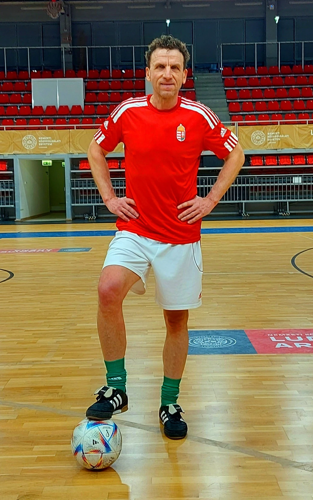 A mai napig focizik, futni jár és kerékpározik