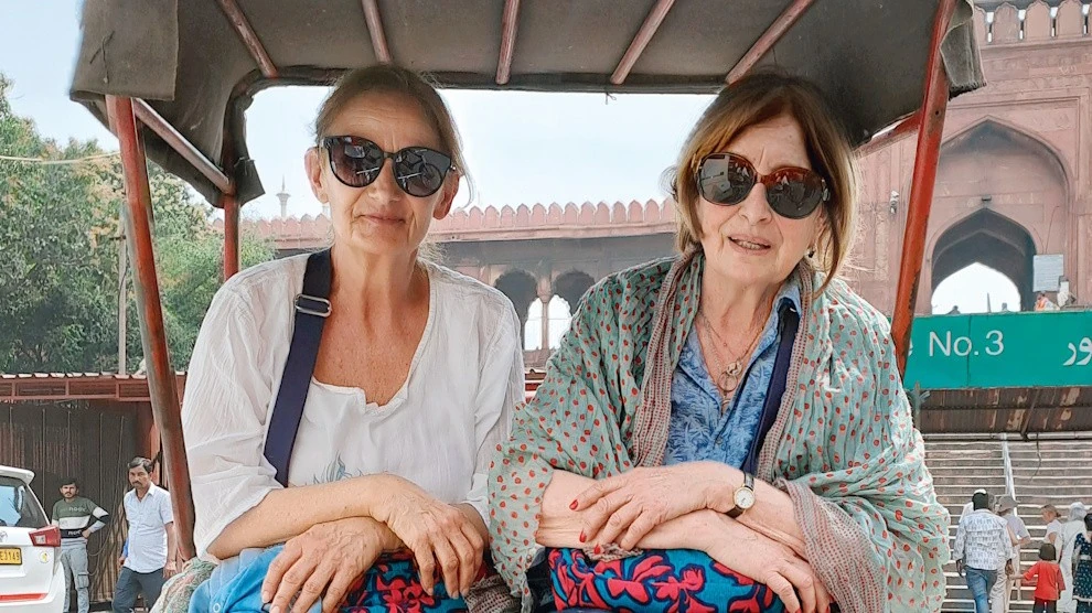 Nővére az állandó útitársa