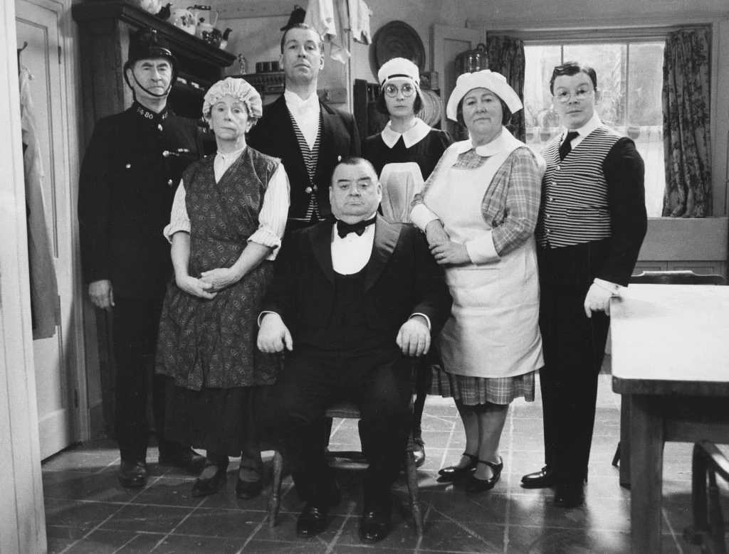 Az alagsorban élő cselédek és a rendszeresen ott vendégeskedő Wilson kapitány (Fotó: Getty Images)