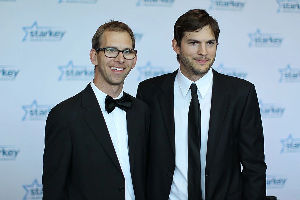 Ashton Kutcher és ritkán látott ikertestvére, Michael (Fotó: Getty Images)