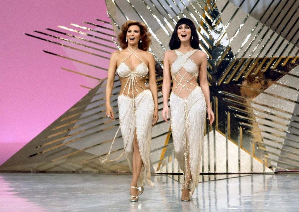 Fiatalon is bomba formában volt, mellette Raquel Welch