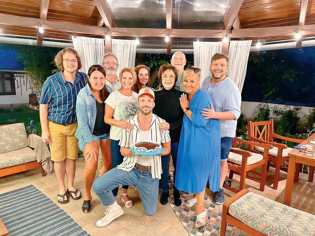 Barátai mindig nagy örömmel fogadják itthon (Fotó: Archív)