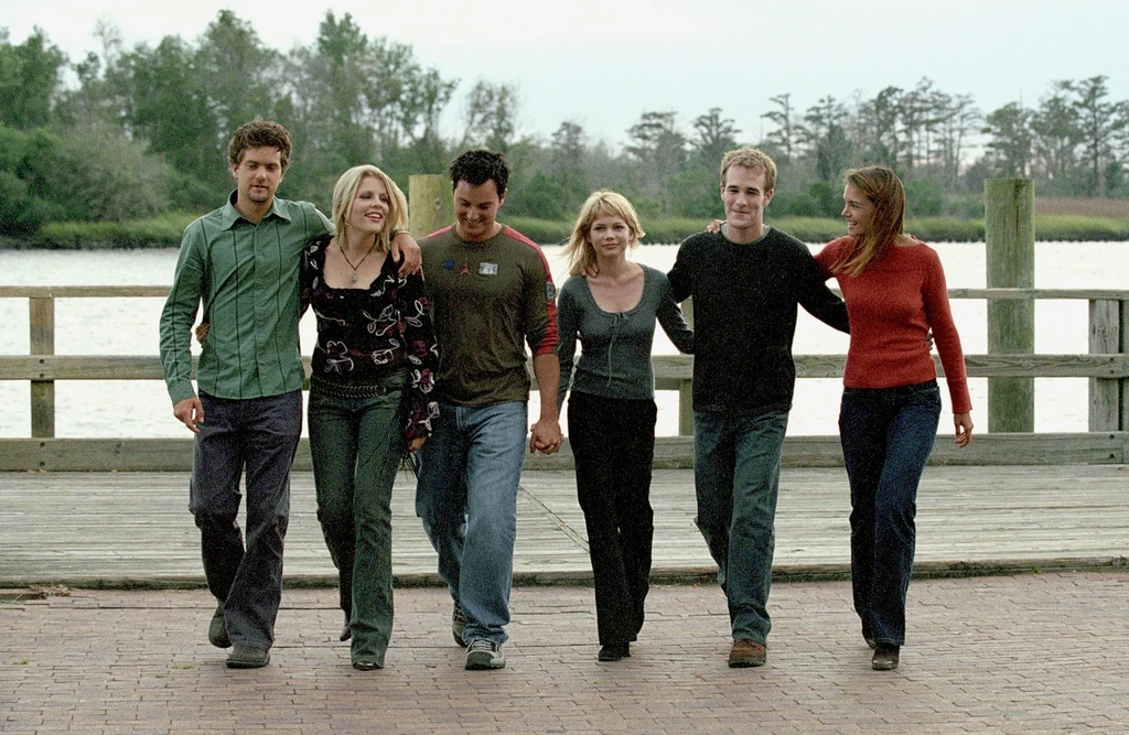 A Dawson és a haverok legendás csapata: Pacey (Joshua Jackson), Audrey   (Busy Philipps), Jack (Kerr Smith), Jen (Michelle Williams), Dawson (James Van Der Beek); Joey (Katie Holmes) 