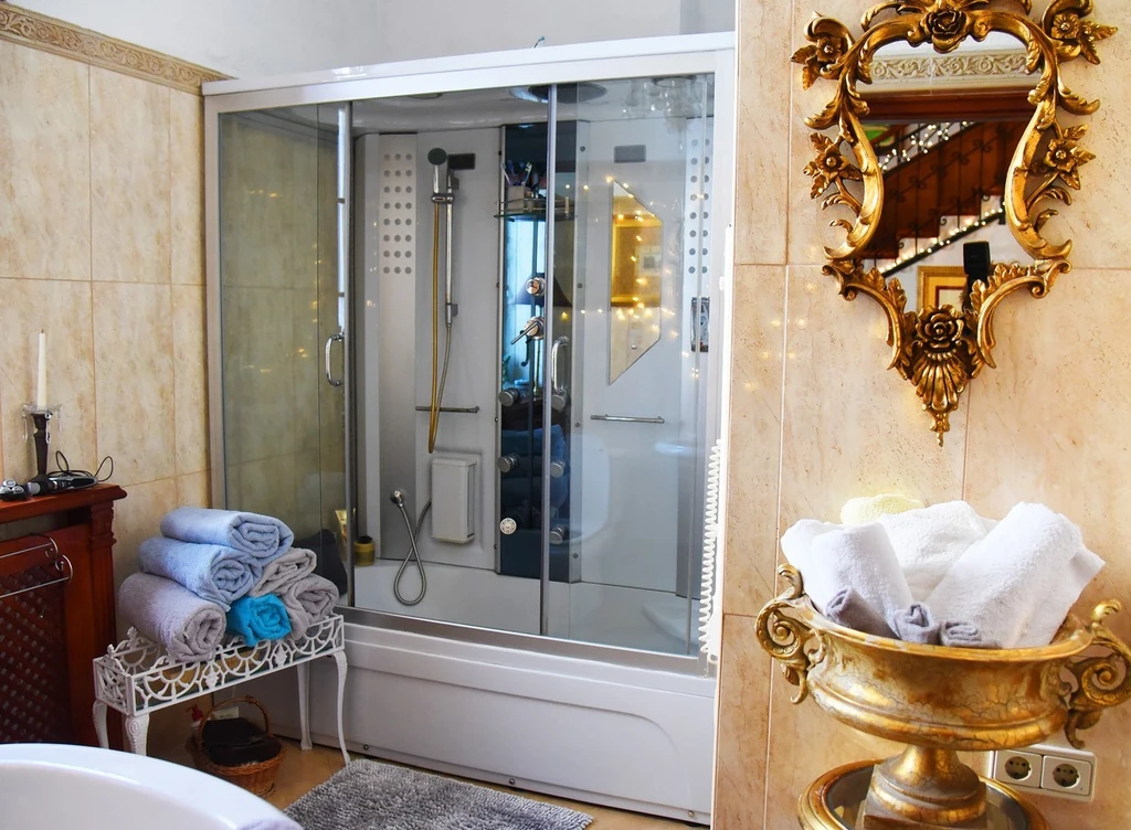 Ez csak az egyik fürdőszoba, az óriási kastélyban, ami akkora, mint egy hotel, több lakosztály és fürdőszoba van