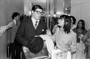 Margot Kidder, a klasszikus Superman-filmek Lois Lane-je nehezen birkózott meg a népszerűséggel és a hatalmas gázsival. Az ünnepelt filmsztár a színfalak mögött súlyos mentális betegséggel küzdött, bipoláris zavarát csak későn diagnosztizálták. Volt, hogy napokra eltűnt, mert azt hitte, a CIA figyeli őt: drogproblémái lettek, rossz társaságba keveredett és sokszor a lakhatása sem volt biztosított. Sajnos öngyilkossággal végződő élete végéig nem sikerült talpra állnia.