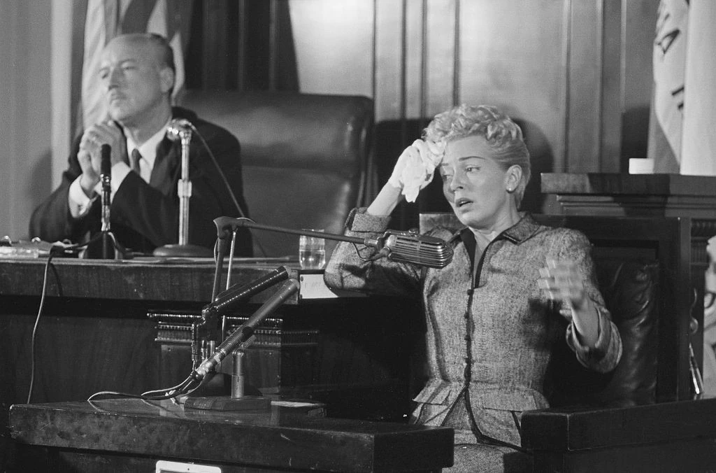 Lana Turner a bíróságon tanúskodik 1958-ban, teátrális jelenetekben nem volt hiány