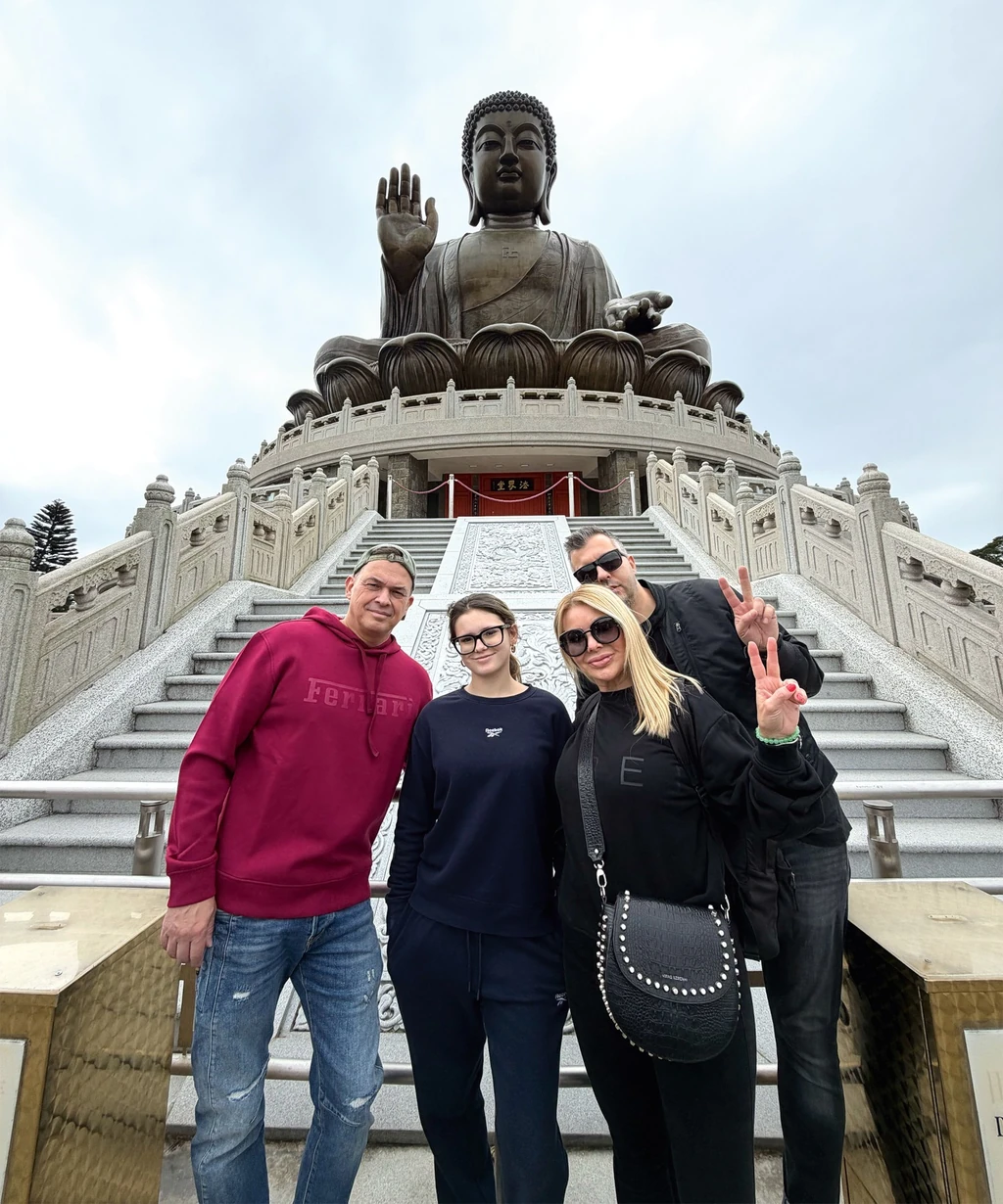 A híres Buddha-szoborhoz libegővel mentek fel