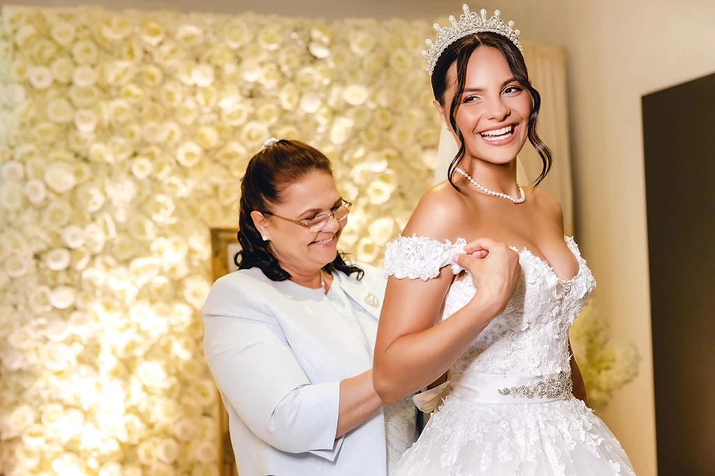 A menyasszonyt az édesanyja öltöztette