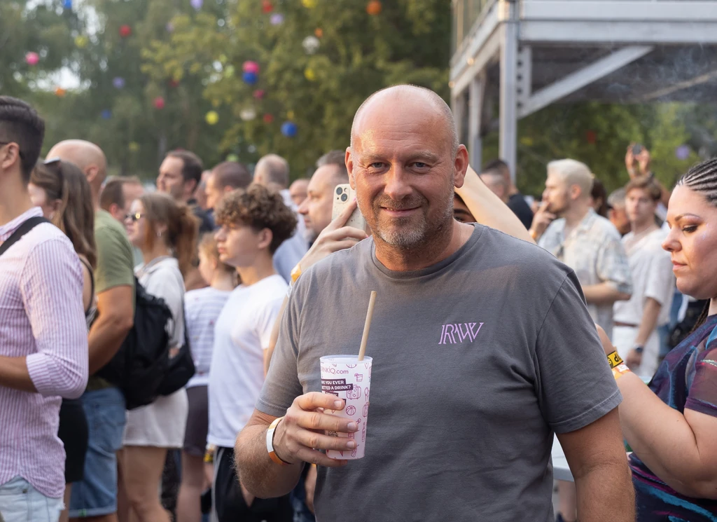Néha Rakonczai Imre is leteszi a munkát, és élvezi, ha más zenél. A kép 2024-ben a Sziget Fesztiválon készült