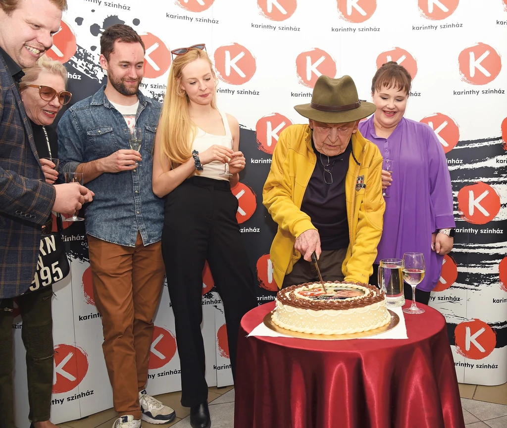 Az ünnepelt maga vágta fel a születésnapi tortát, de azért a saját arcképébe nem volt hajlandó kést mártani (Fotó: Olajos Piroska/fotocentral.hu)
