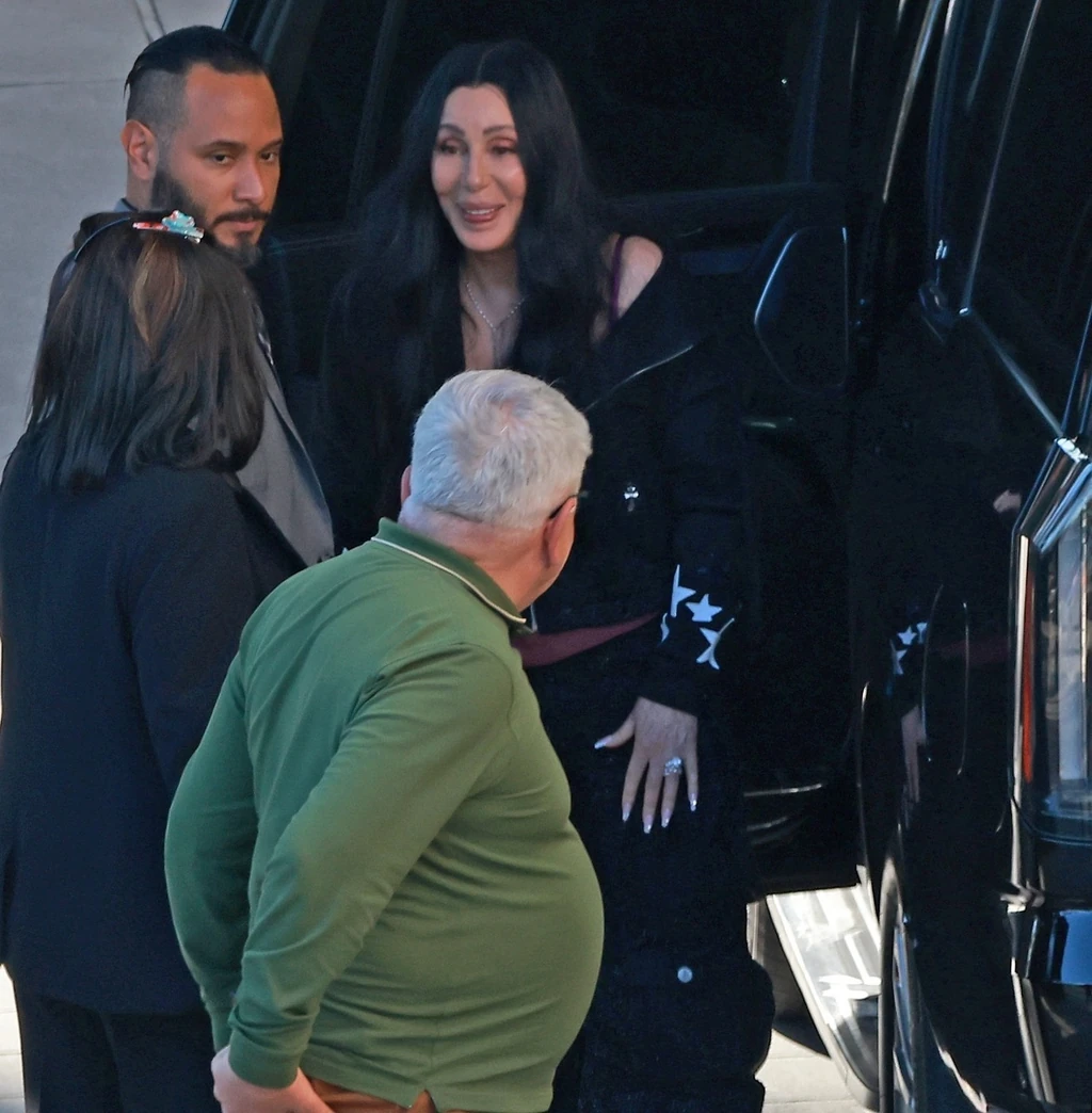 Cher megérkezik az esküvőre: „A kezemet figyeljétek!” (Fotó: Profimedia)