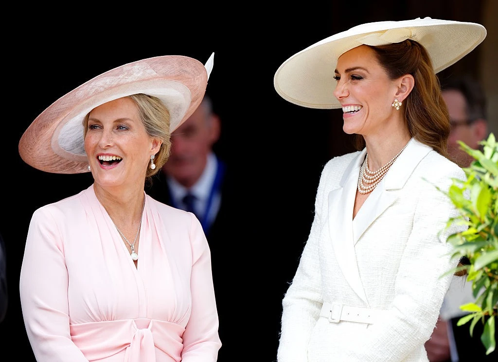 Az edinburghi hercegné és a walesi hercegné a Térdszalagrend lovagjainak éves istentiszteletén vesz részt 2025. június 16-án Windsorban (Fotó: Getty Images)