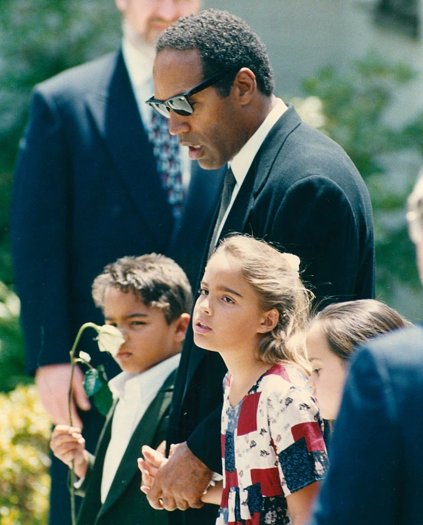 O. J. Simpson a gyermekeivel felesége, Nicole Simpson Brown temetésén 1994-ben (Fotó: Getty Images)