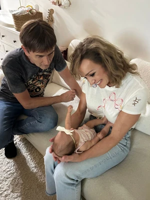 Hazel Rose Szandi ötvenedik születésnapja után érkezett a világra. Nagypapája Bogdán Csaba 60 éves