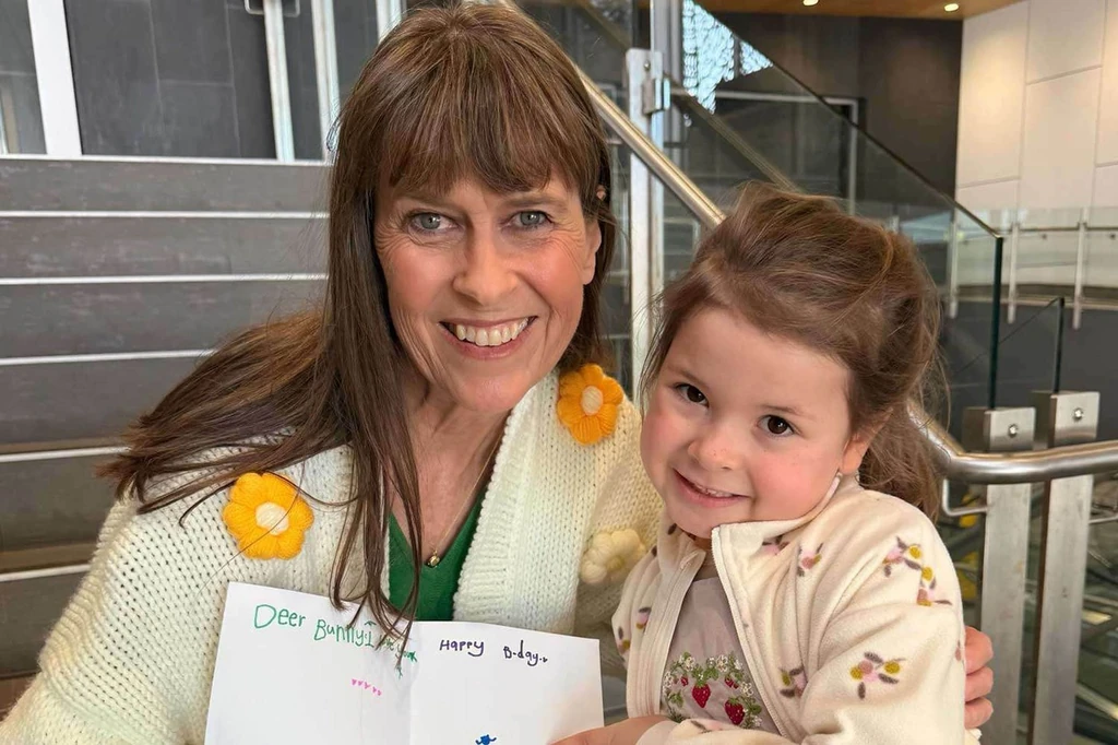 Terri Irwin ma az ötéves unokájával, Grace-szel