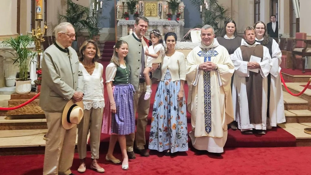 A Festetics család a kis Scarlett keresztelőjén Keszthelyen
