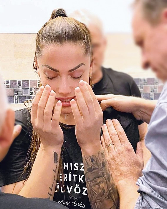 Keresztelő szertartáson merítkezett meg Andrea a gyülekezetben (Fotó: Archív)