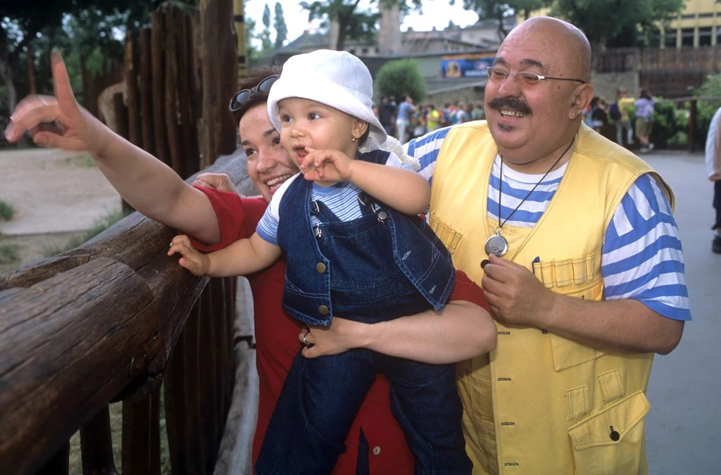A kis Kamilla az édesanyjával és a nagypapával, Bergendy Istvánnal (Fotó: Rákosi Péter/fotocentral.hu)