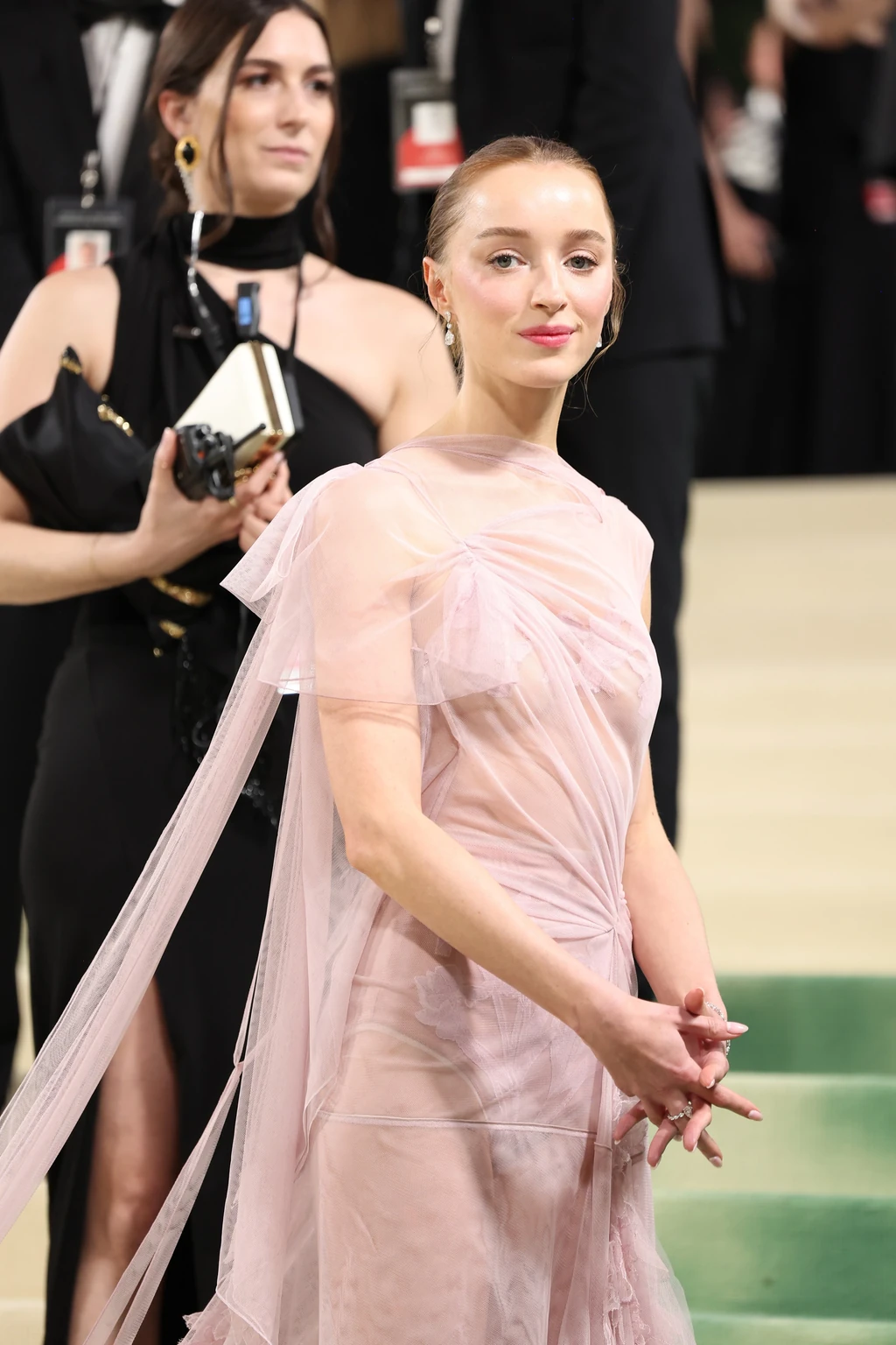 Phoebe Dynevor a Met-gálán Victoria Beckham ruhájában (Fotó: Getty Images)