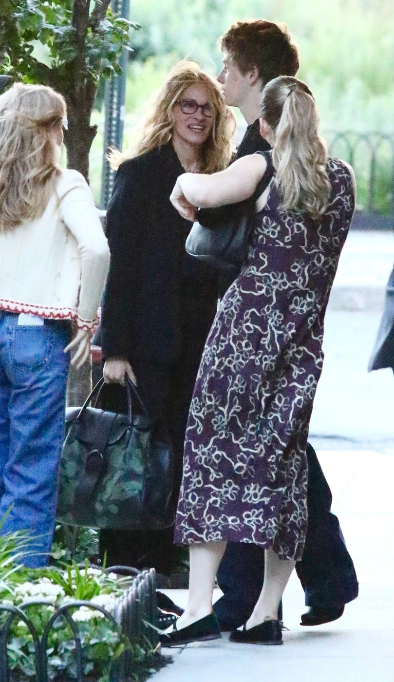 Julia Roberts a legkisebb fiával New Yorkban, háttal  a lánya, Hazel 