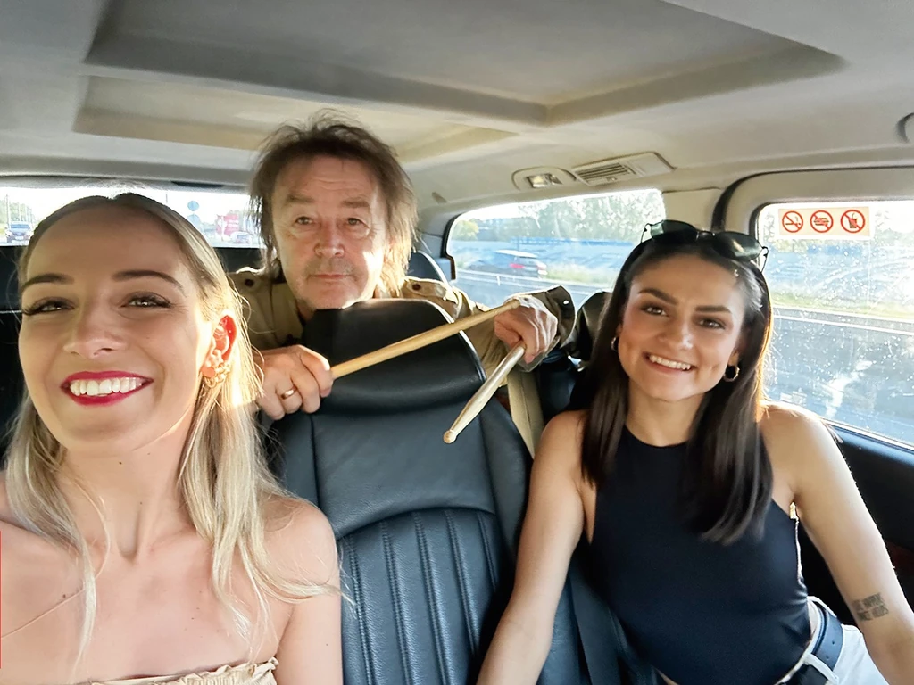 Flóra, a főnök és Gina a turnébuszban (Fotó: Archív)