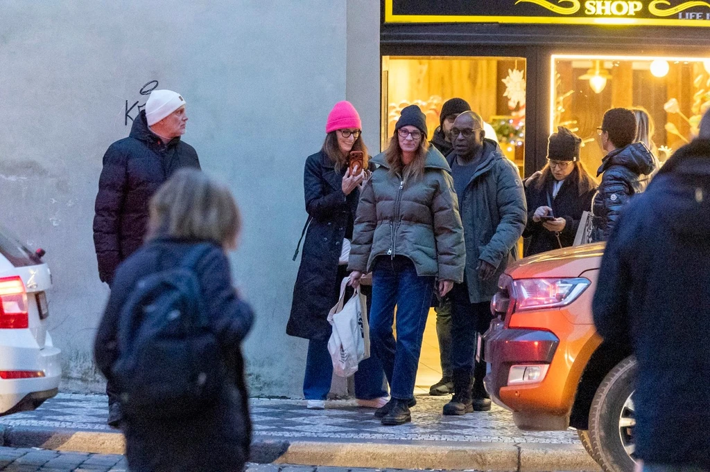 Testőrével Prága festői belvárosában
