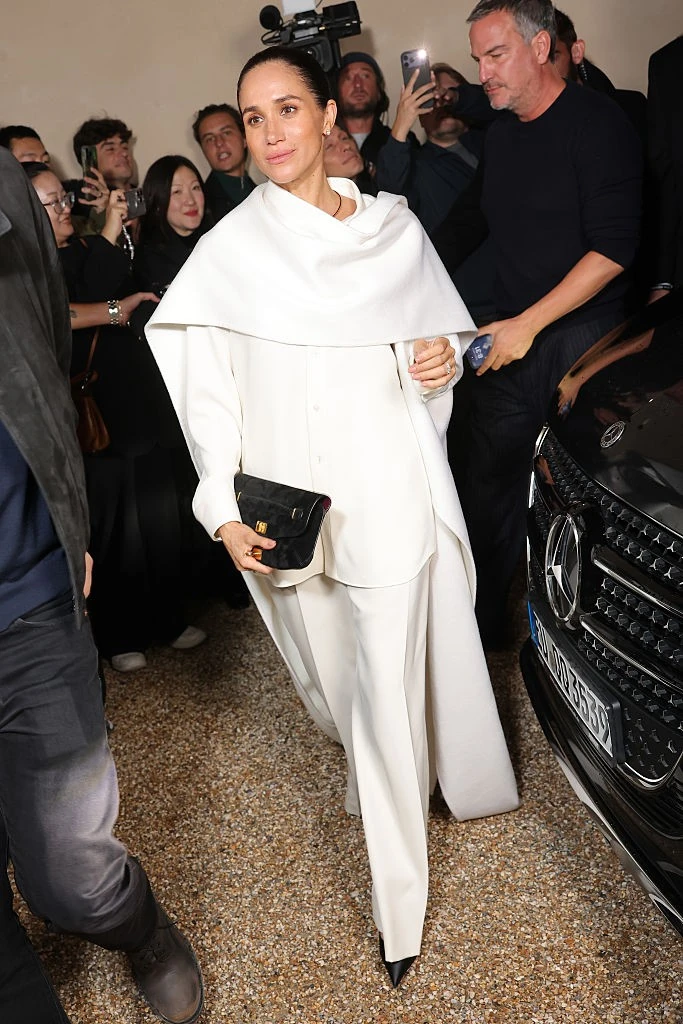 Meghan Markle Párizsban a Balenciaga divatbemutatójára érkezik (Fotó: Getty Images)