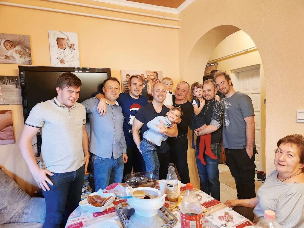 Négy unokája körül forog az élete