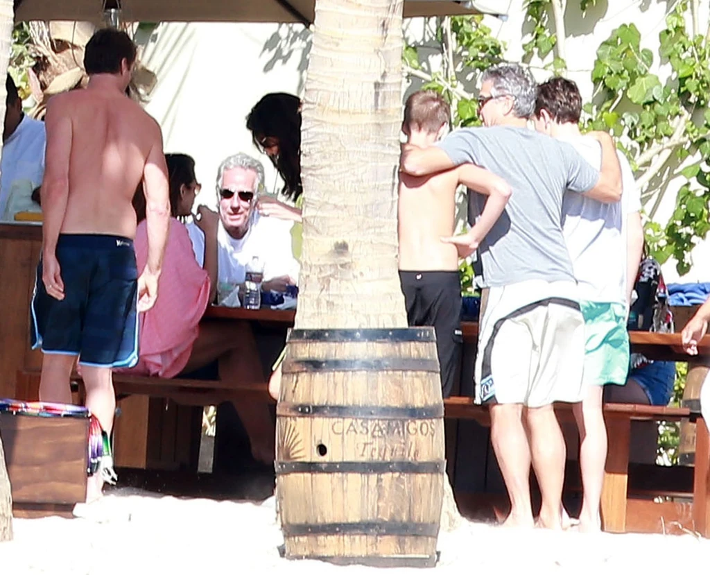 Egy régi közös nyaraláson Mexikóban: Clooney hátulról látszik, ahogy átkarolja Cindy akkor még kamasz fiát (balra)