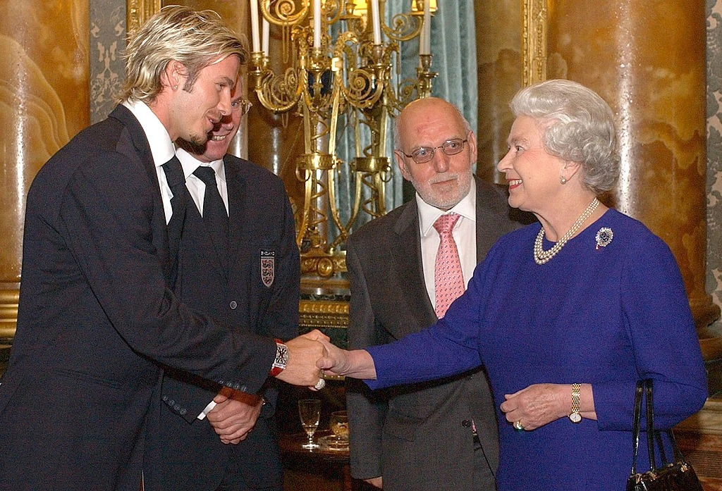 Sir David és II. Erzsébet számos alkalommal találkozott egymással, ez a kép 2002-ben készült (Fotó: Getty Images)