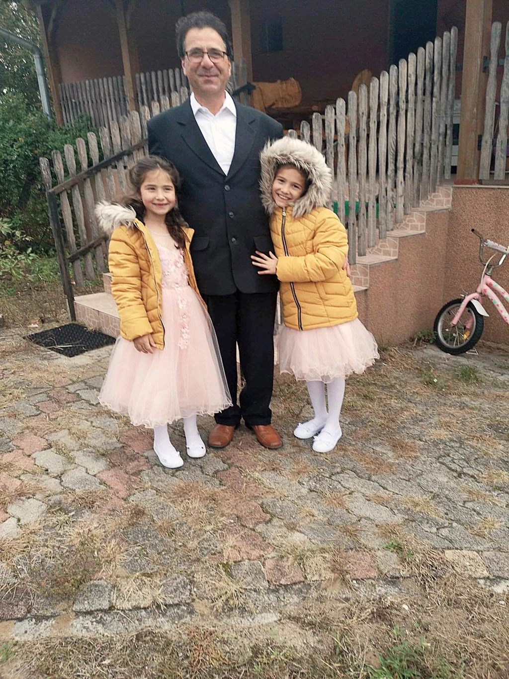 A kicsik nagyon szeretnének már látni valakit az édesapjuk mellett (Fotó: Archív)