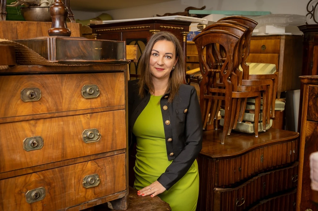 Dr. Katona Szandra kereskedő és műtárgyszakértő magyarpolányi galériájukban (Fotó: Birton Szabolcs/fotocentral.hu)