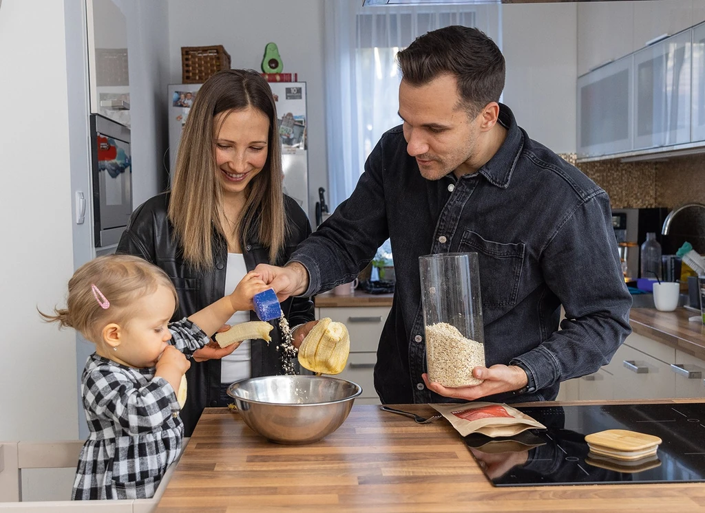 Sass Dani lánya, Lili kiskora ellenére besegít a sütés-főzésbe