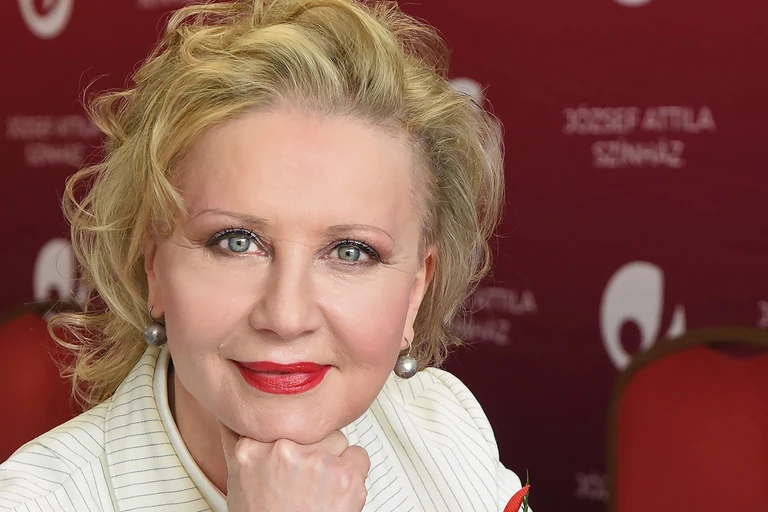 Eszenyi Enikő: „A szerelemnek
nincs tere, nincs ideje,
nincsenek határai”