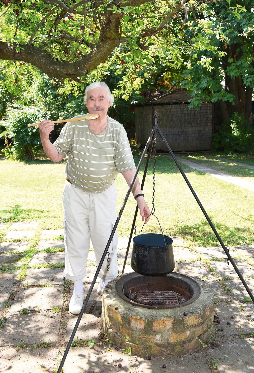 Nyaralójában a barátainak bográcsban főzött