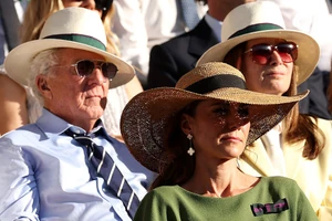 Vajon ki az ott hetykén félrecsapott, fehér kalapban Katalin hercegné mögött? Bizony, a majdnem 89 éves Dustin Hoffman, aki a feleségével érkezett Wimbledonba
