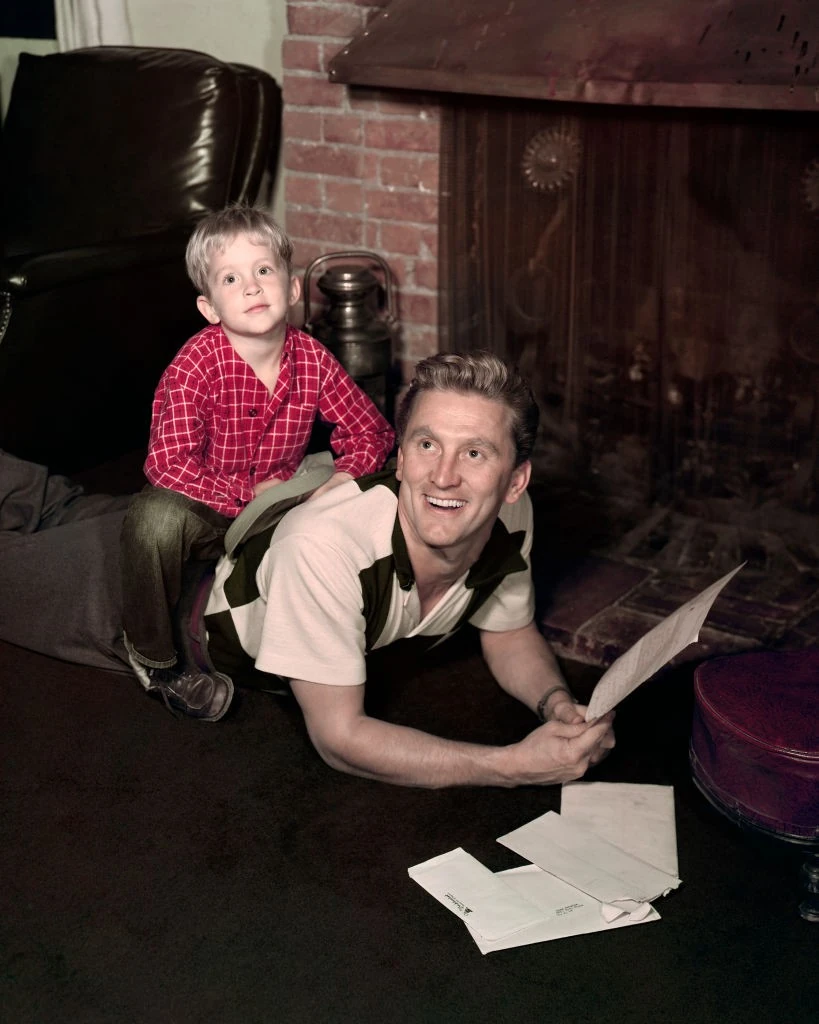 Kirk Douglas a fiával, Michaellel épp abban az időben – talán nem kívánt terhesség volt a háttérben?